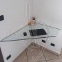 scrivania-angolare-sospesa-in-vetro-trasparente-su-misura