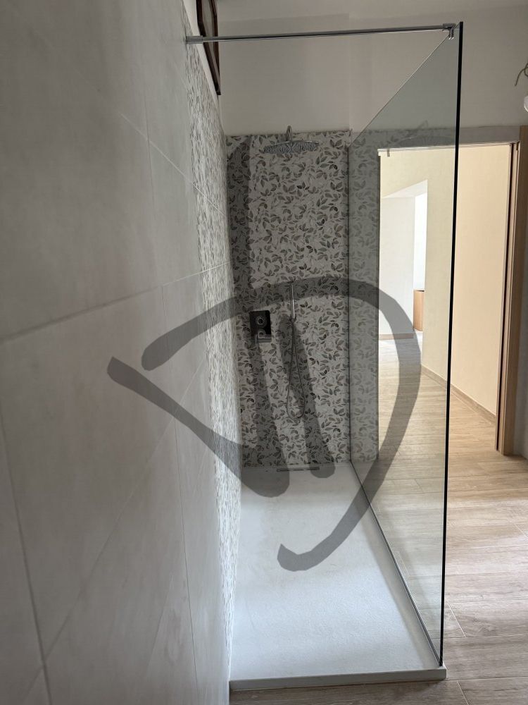 Maßgefertigte Produkte - Duschkabinen aus Glas - Fest - Feststehendes transparentes Duschglas mit Stabilisierungsstange