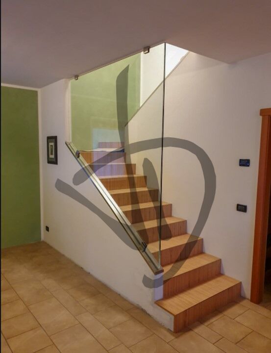 Maßgefertigte Produkte - Glasbrüstungen - Glasgeländer für Sicherheit auf Innentreppen