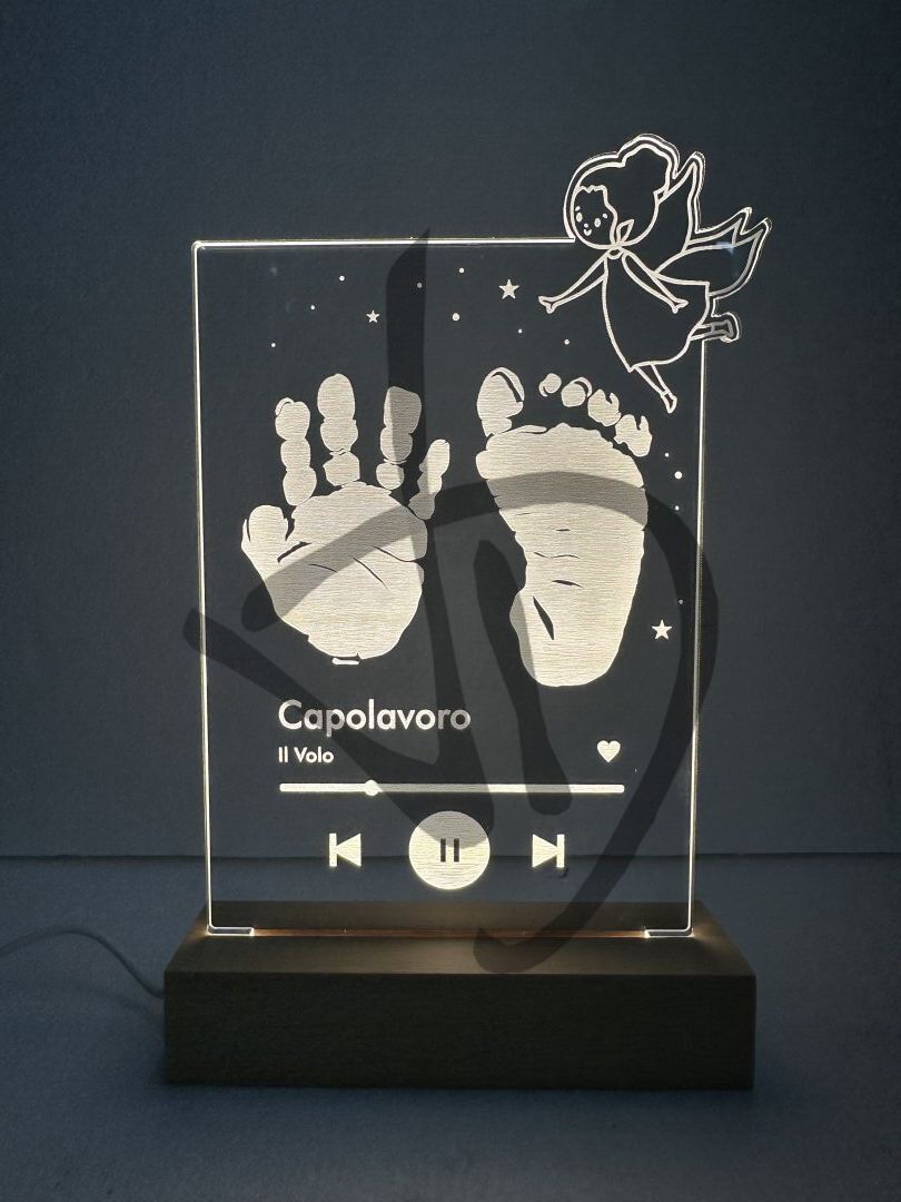 Maßgefertigte Produkte - Individuelle Lampen und Nachttischlampen - Dekorierte Acrylglaslampen mit personalisiertem Holzsockel - Plexiglas-Acryl-Lampen mit Grafiken von Kinderhänden und -füßen auf Holzsockel