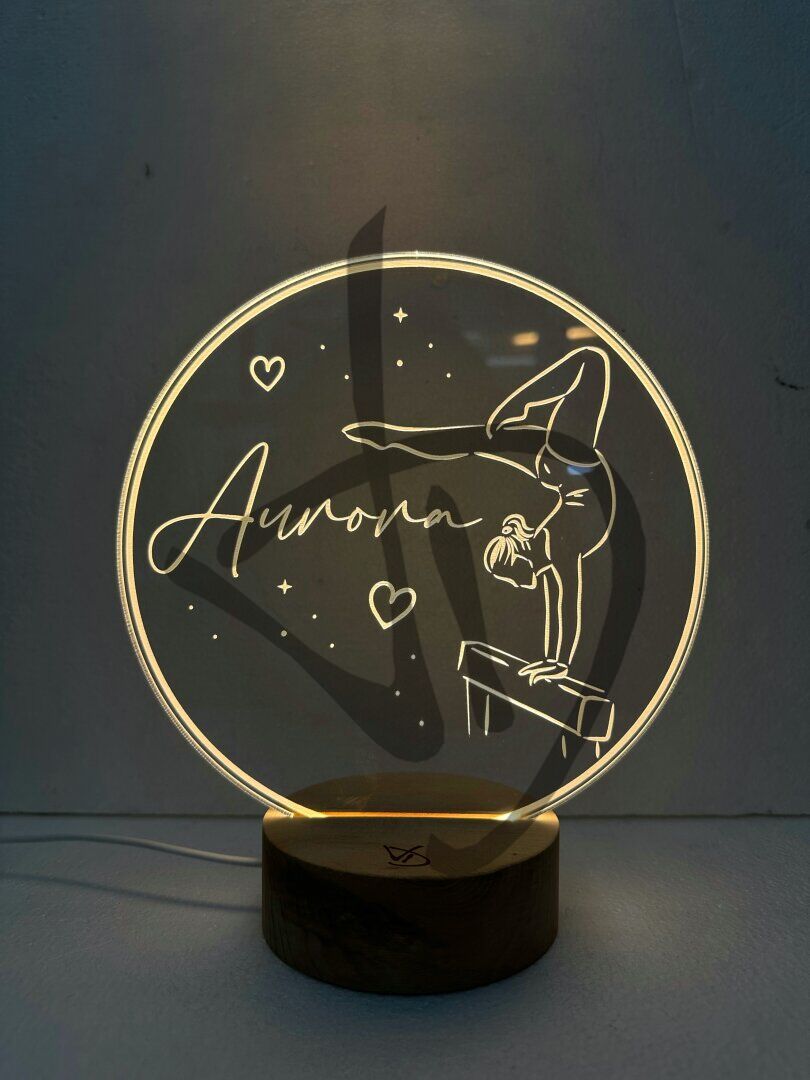 Maßgefertigte Produkte - Individuelle Lampen und Nachttischlampen - Dekorierte Acrylglaslampen mit personalisiertem Holzsockel - Plexiglas-Acryl-Lampen mit Kunstturngrafiken verziert mit Holzsockel