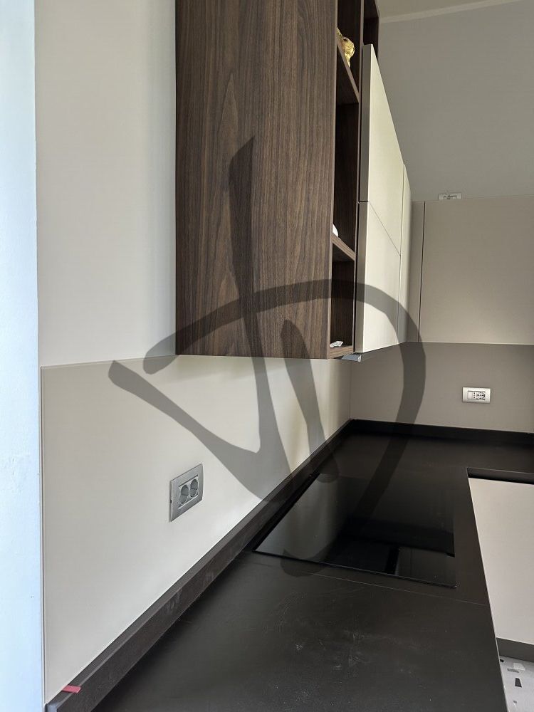 Maßgefertigte Produkte - Küchengläser - Lackierte Küchenwandgläser - Küchenrückwand aus lackiertem und satiniertem Glas mit Loch für Steckdosen