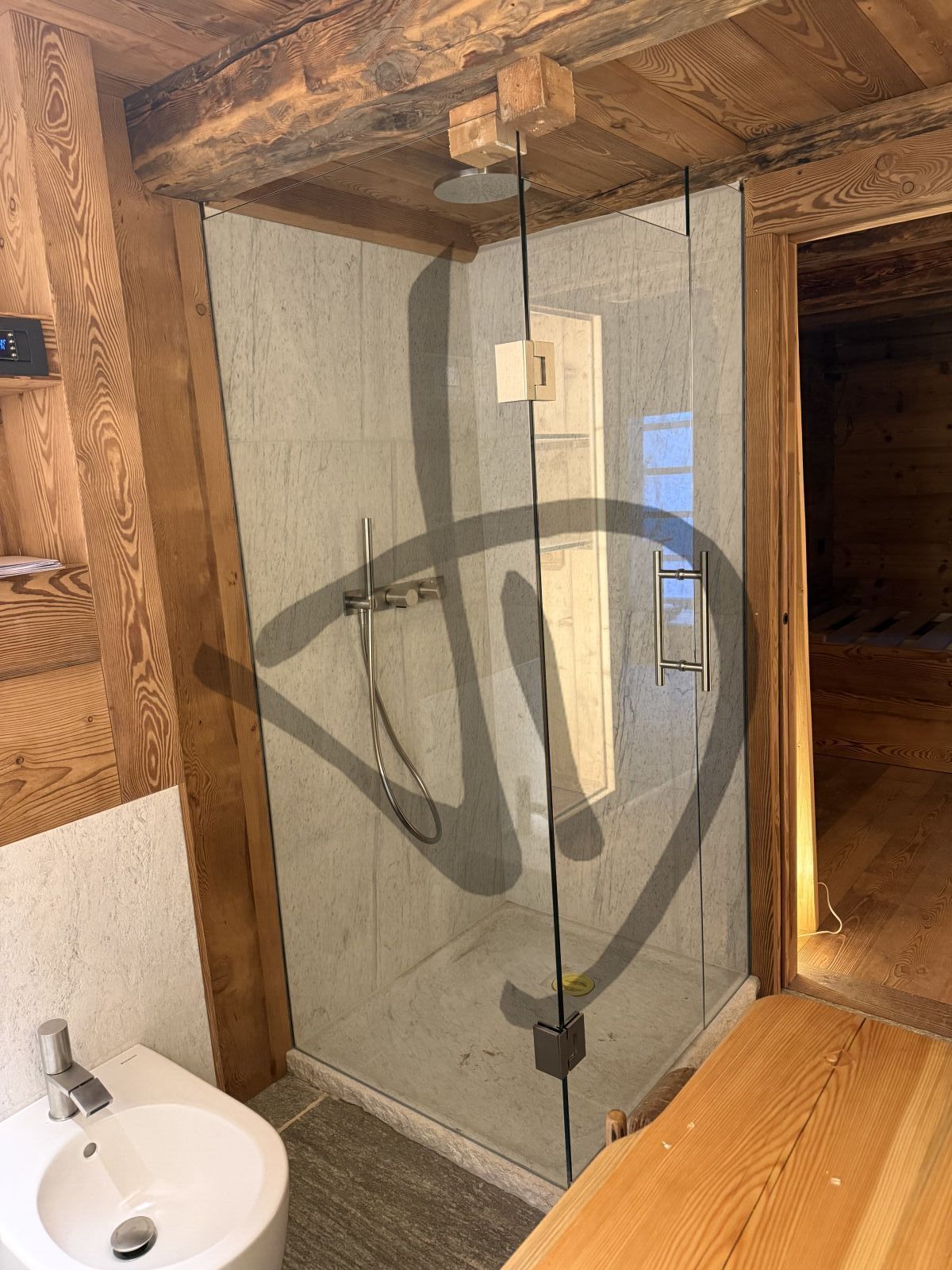 Box doccia angolare su misura ambiente casa di montagna legno e sasso bianco moderno 1 - Angulaire