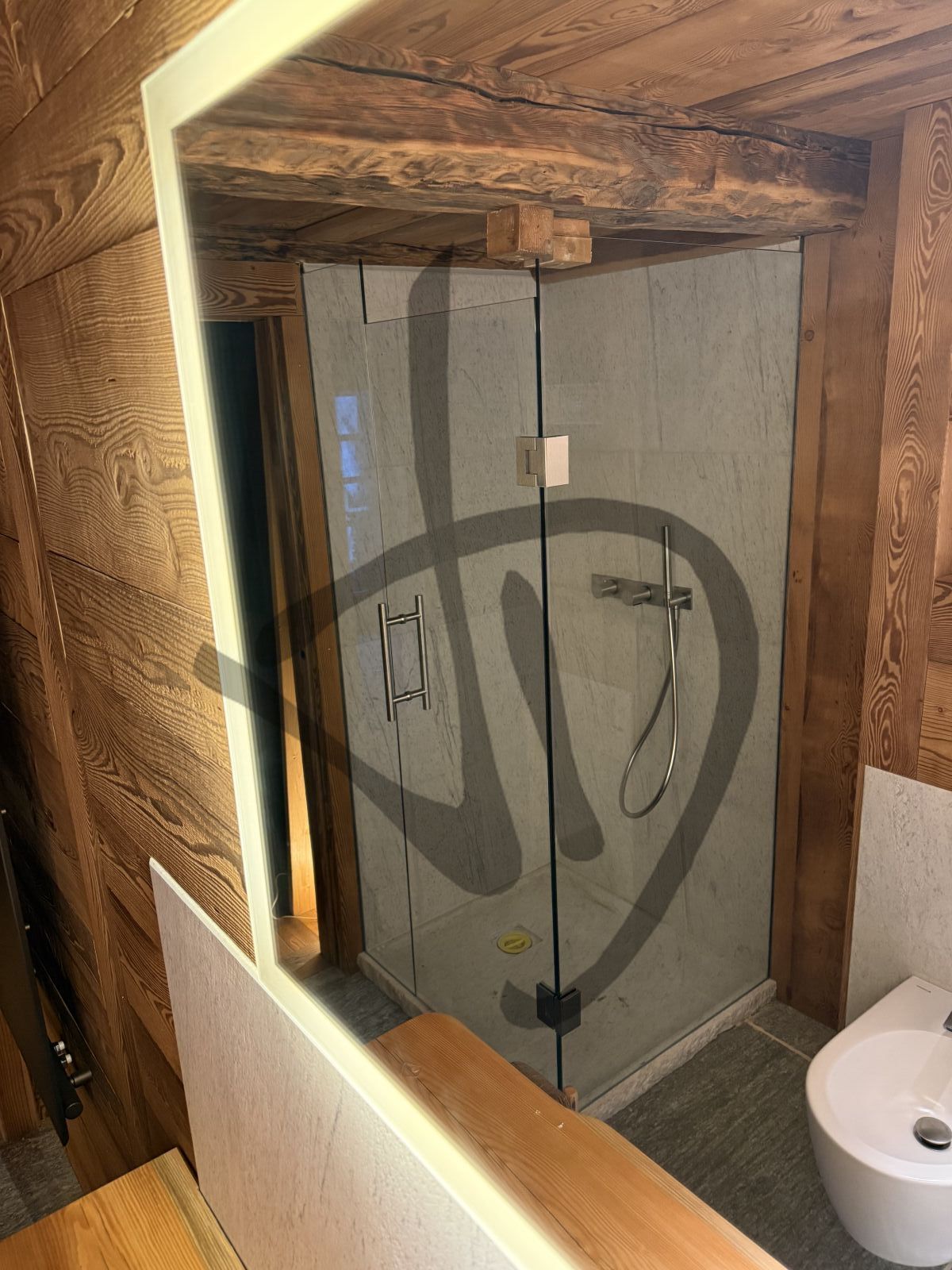 Box doccia angolare su misura ambiente casa di montagna legno e sasso bianco moderno 2  - Angulaire