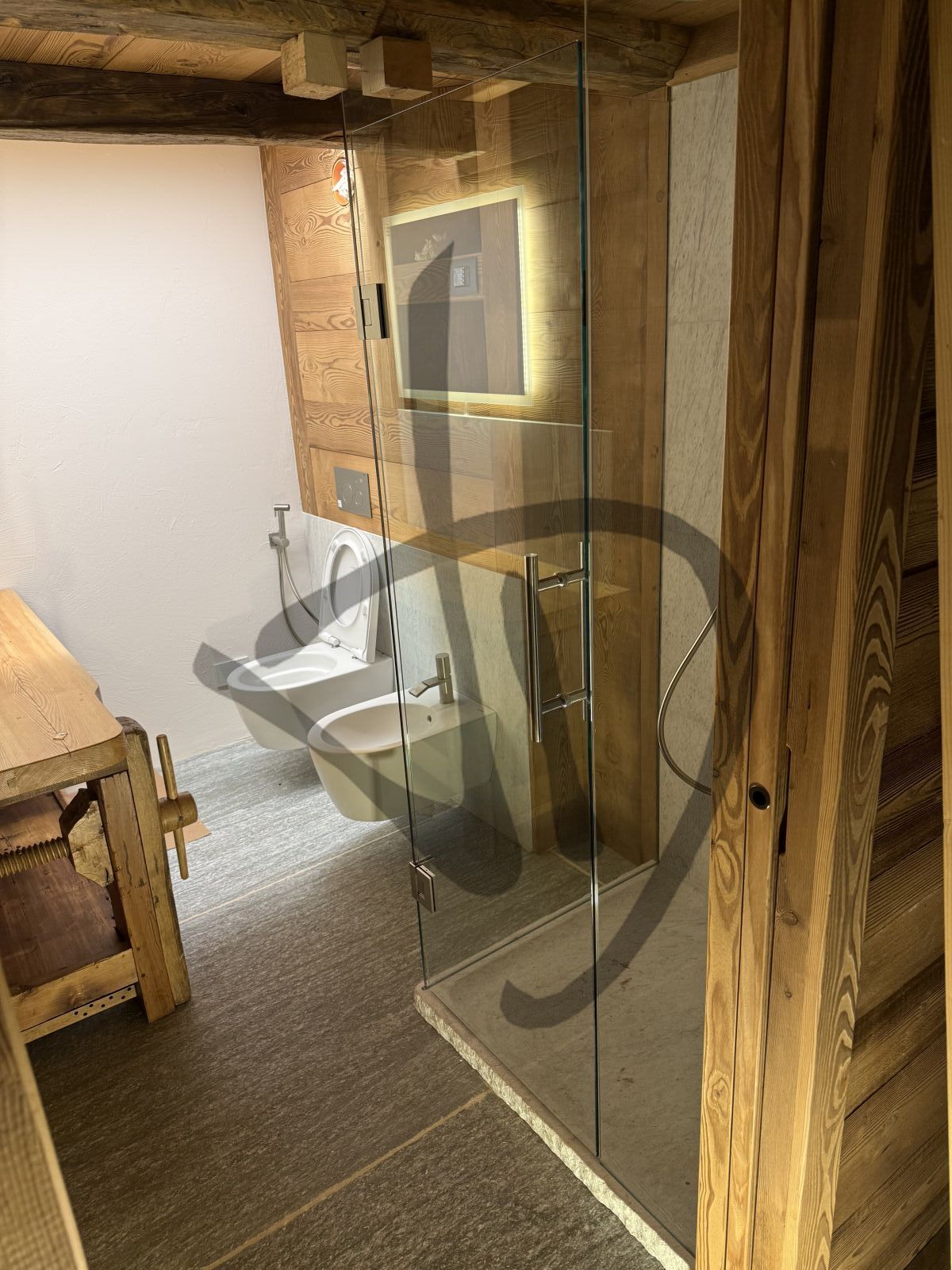 Box doccia angolare su misura ambiente casa di montagna legno e sasso bianco moderno 3 - Angulaire