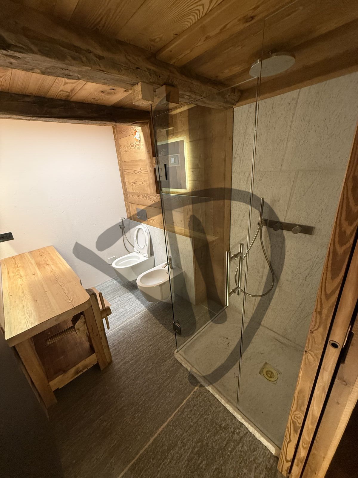 Box doccia angolare su misura ambiente casa di montagna legno e sasso bianco moderno 4 - Angulaire