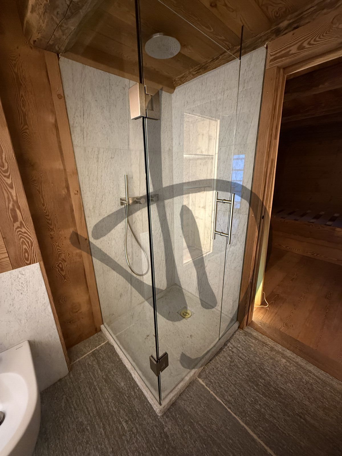 Box doccia angolare su misura ambiente casa di montagna legno e sasso bianco moderno  - Angulaire