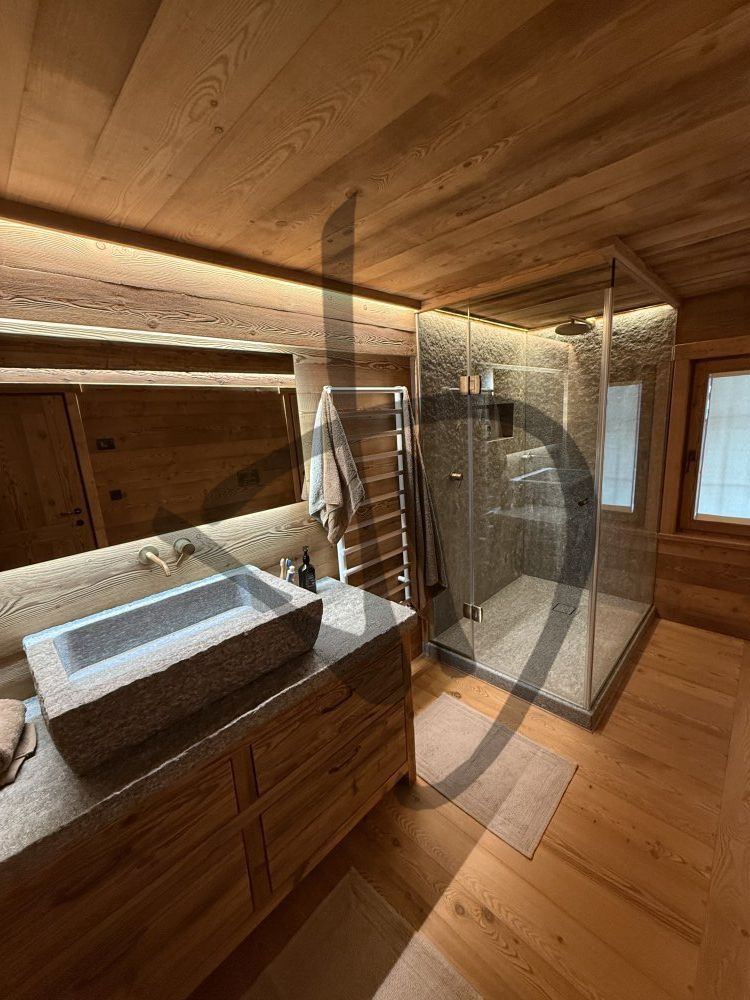 Cabine de douche d'angle sur mesure pour maison de montagne, bois 3 - Angulaire