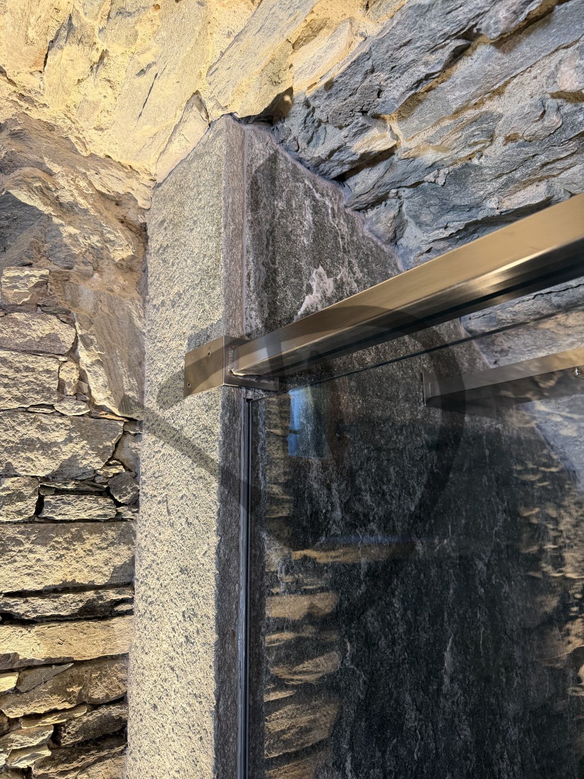 Dettaglio barra stabilizzatrice inox grezza per vetro fisso doccia 2 - Fixe