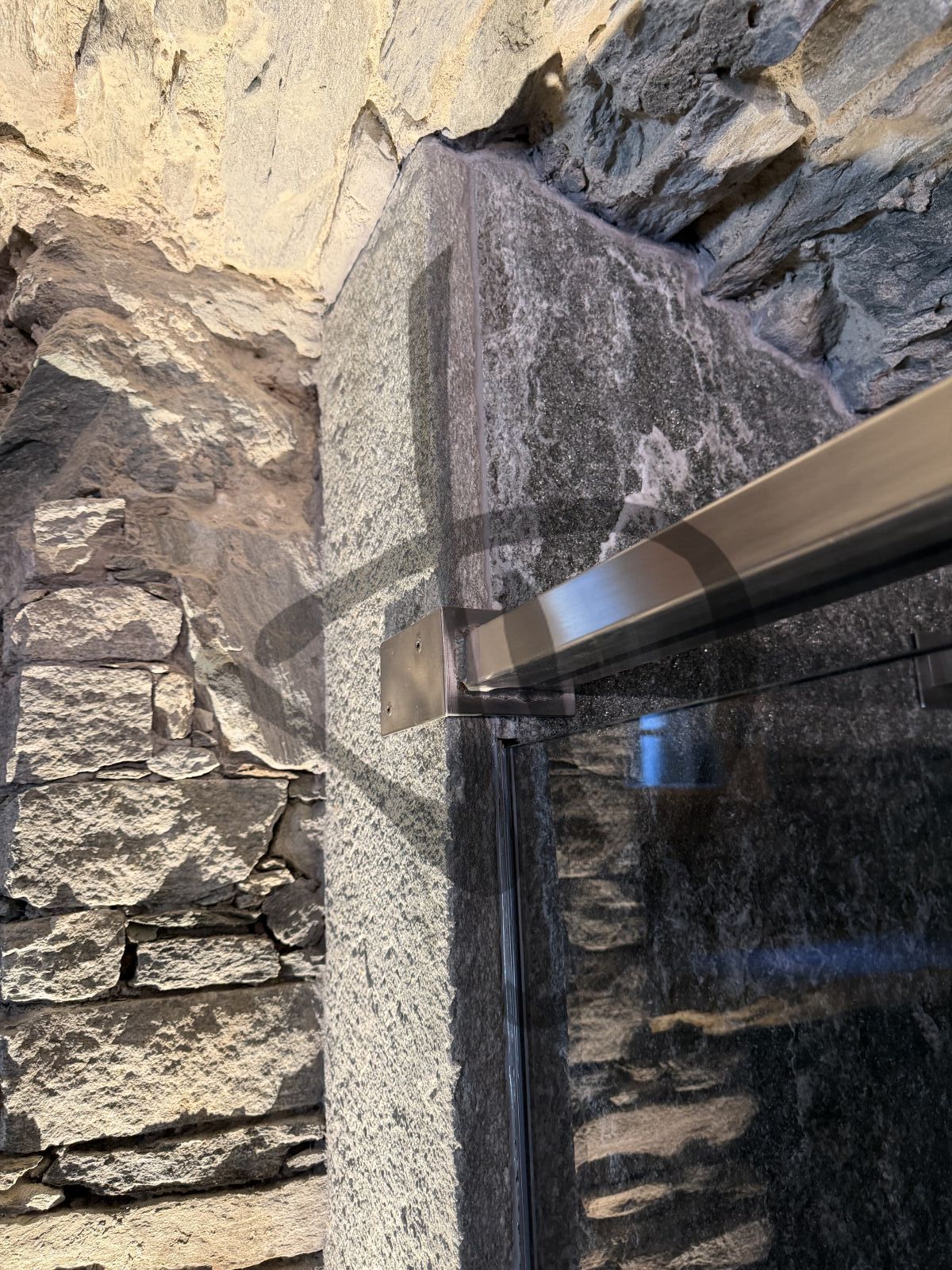 Dettaglio barra stabilizzatrice inox grezza per vetro fisso doccia - Fixe