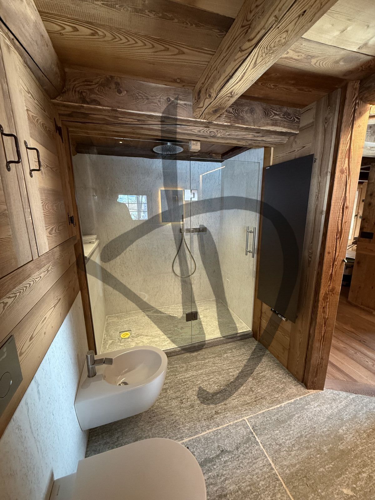 Box doccia lineare su misura ambiente casa di montagna legno moderno e marmo bianco - Linéaire