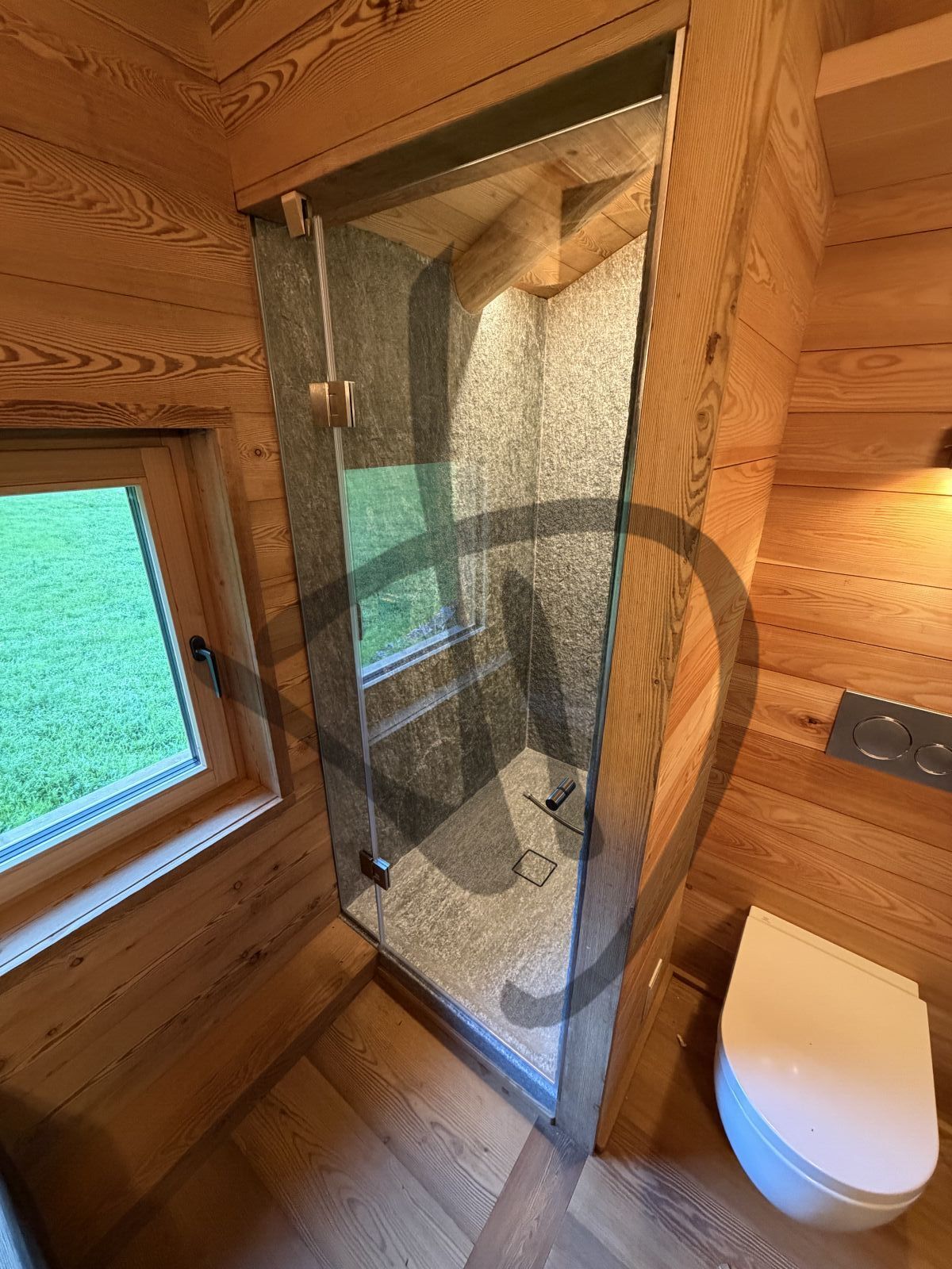 Box doccia lineare su misura ambiente casa di montagna legno moderno e roccia naturale 2 - Linéaire