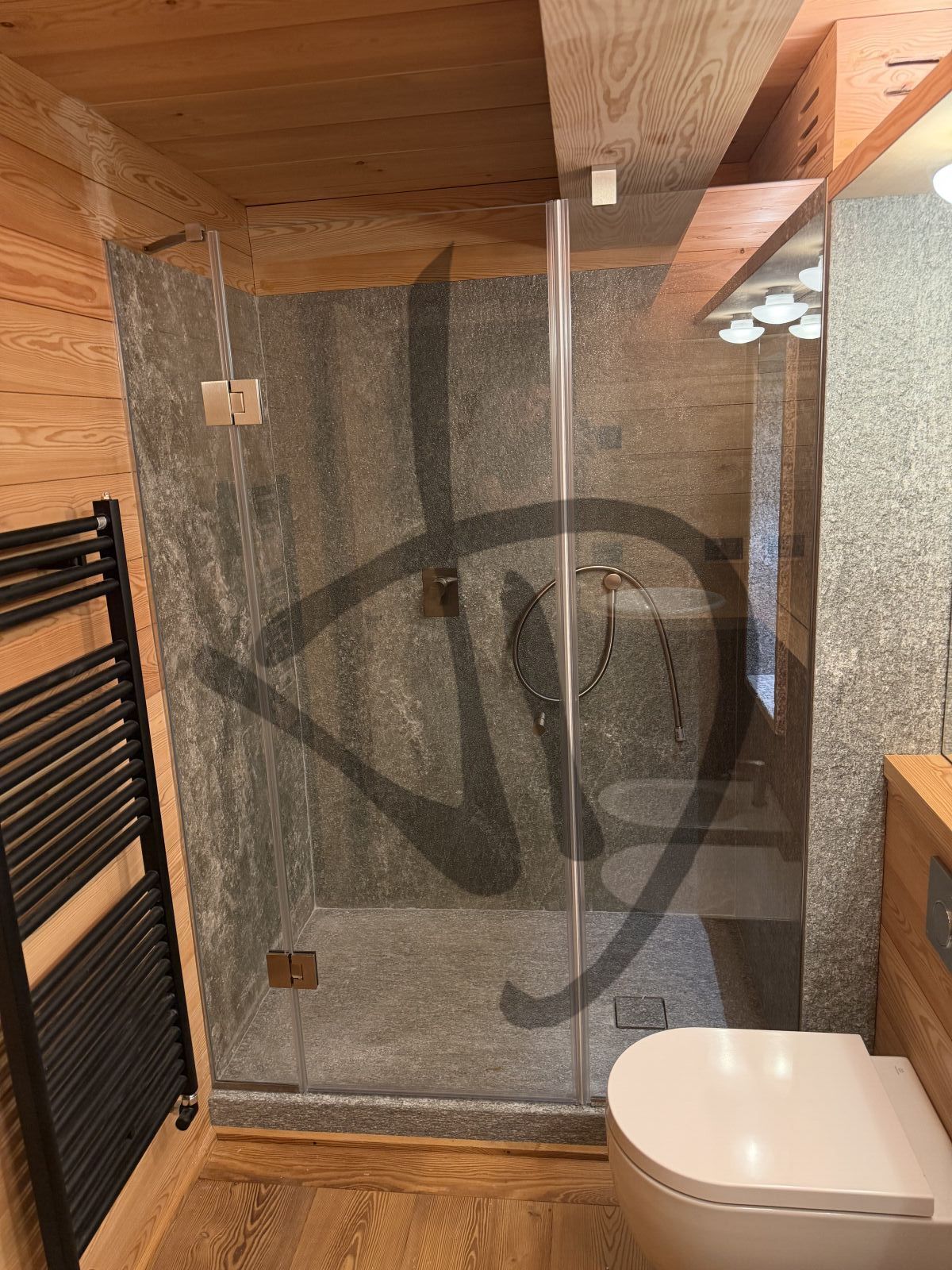 Box doccia lineare su misura ambiente casa di montagna legno moderno e roccia naturale  3 - Linéaire