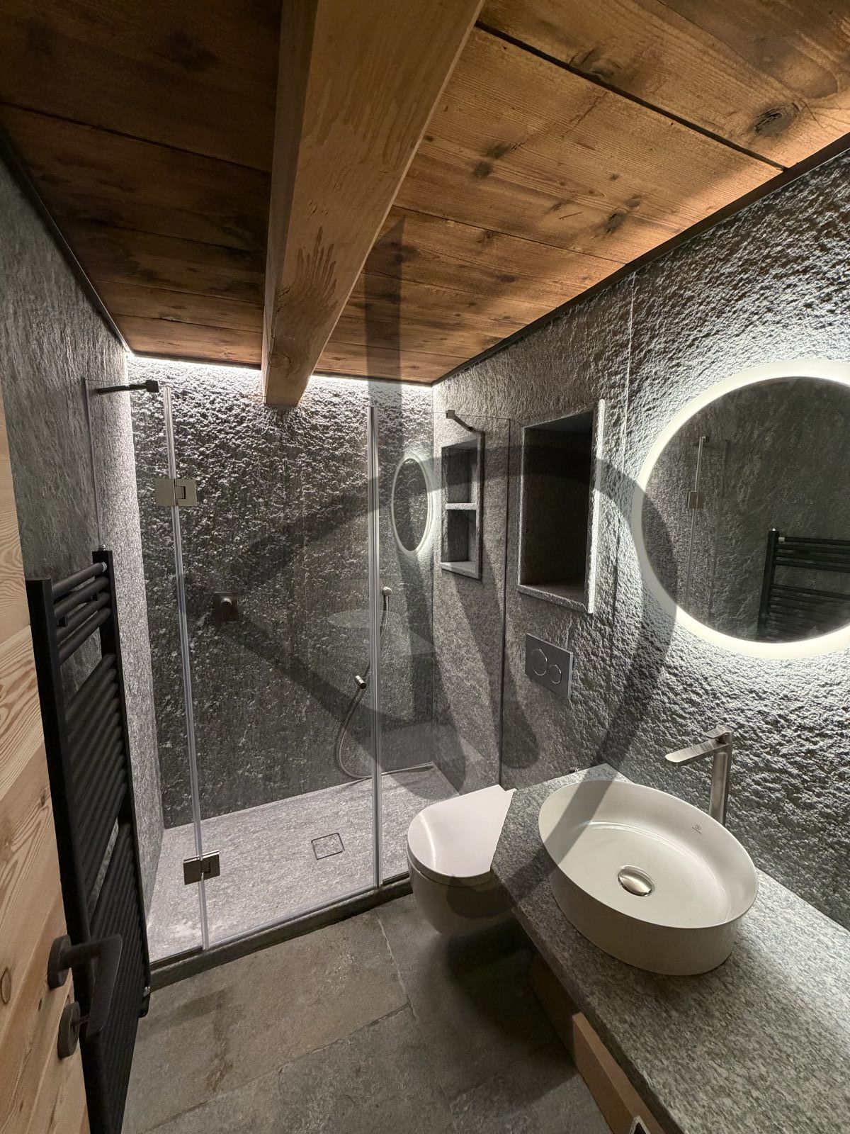 Box doccia lineare su misura ambiente casa di montagna legno moderno e roccia naturale 4 - Linéaire