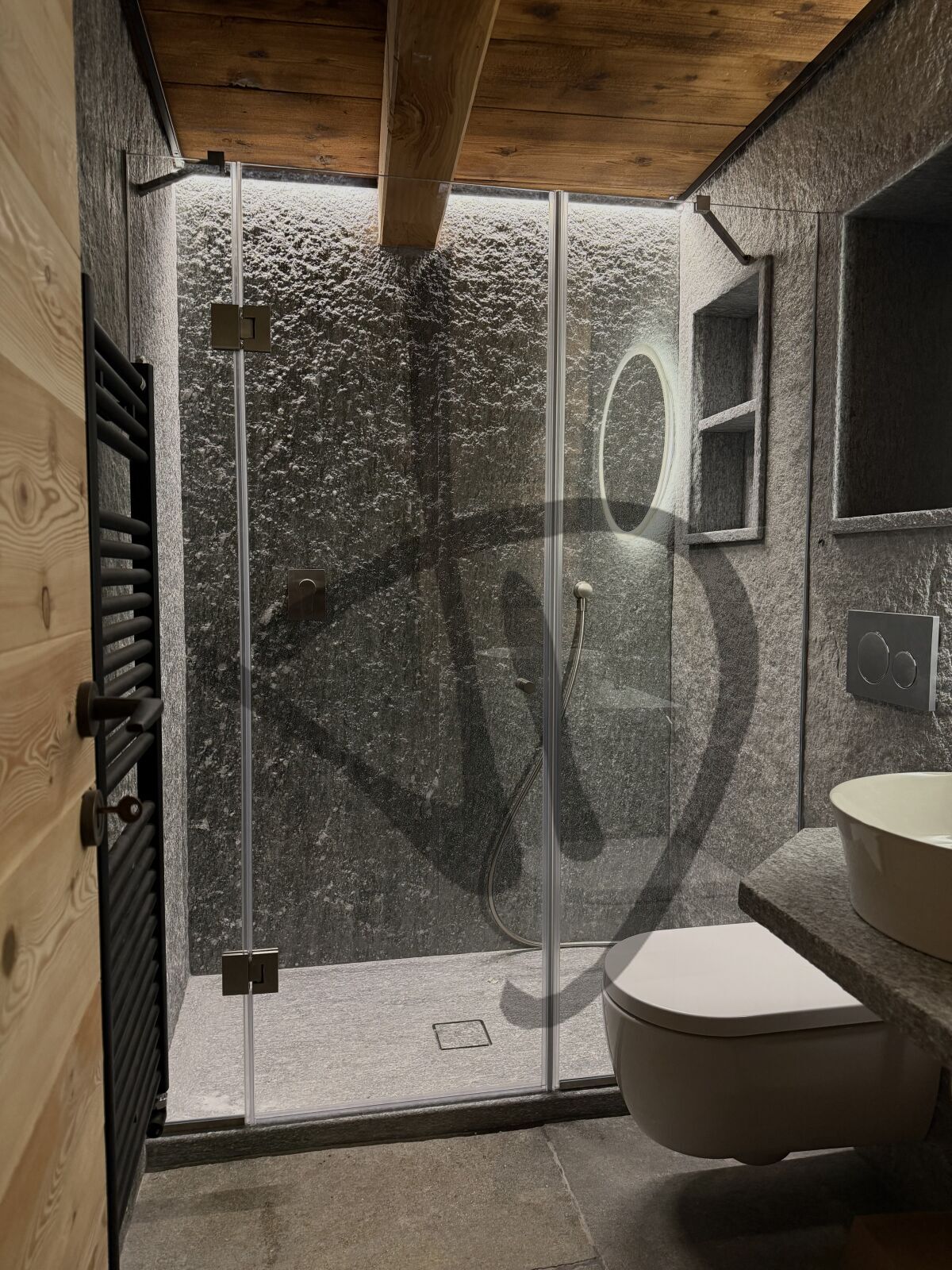 Box doccia lineare su misura ambiente casa di montagna legno moderno e roccia naturale  6 - Linéaire