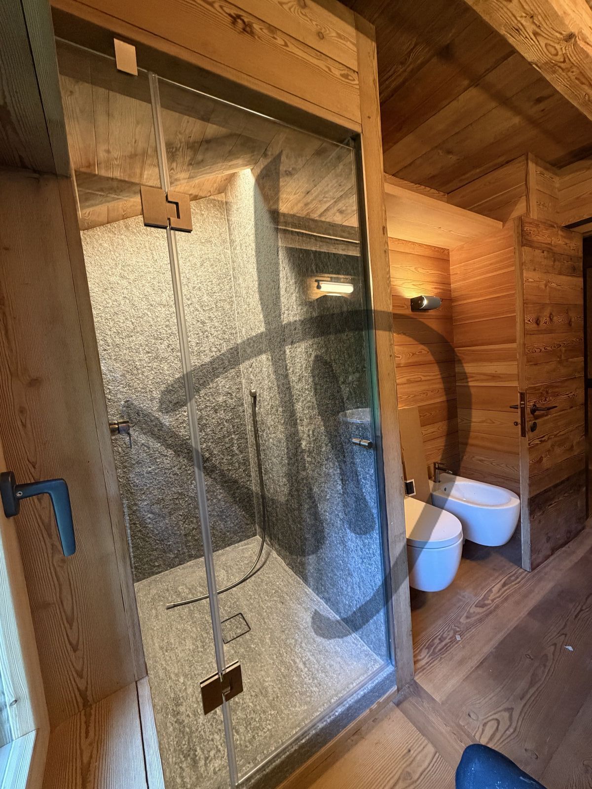 Box doccia lineare su misura ambiente casa di montagna legno moderno e roccia naturale  - Linéaire