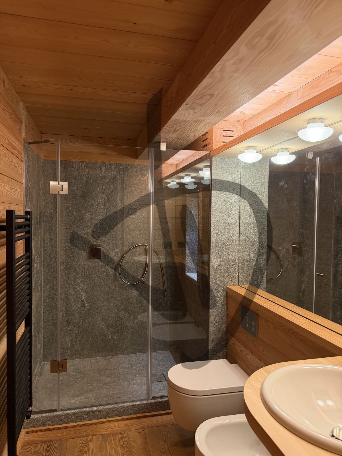 IMG_4527Box doccia lineare su misura ambiente casa di montagna legno moderno e roccia naturale  4 - Linéaire