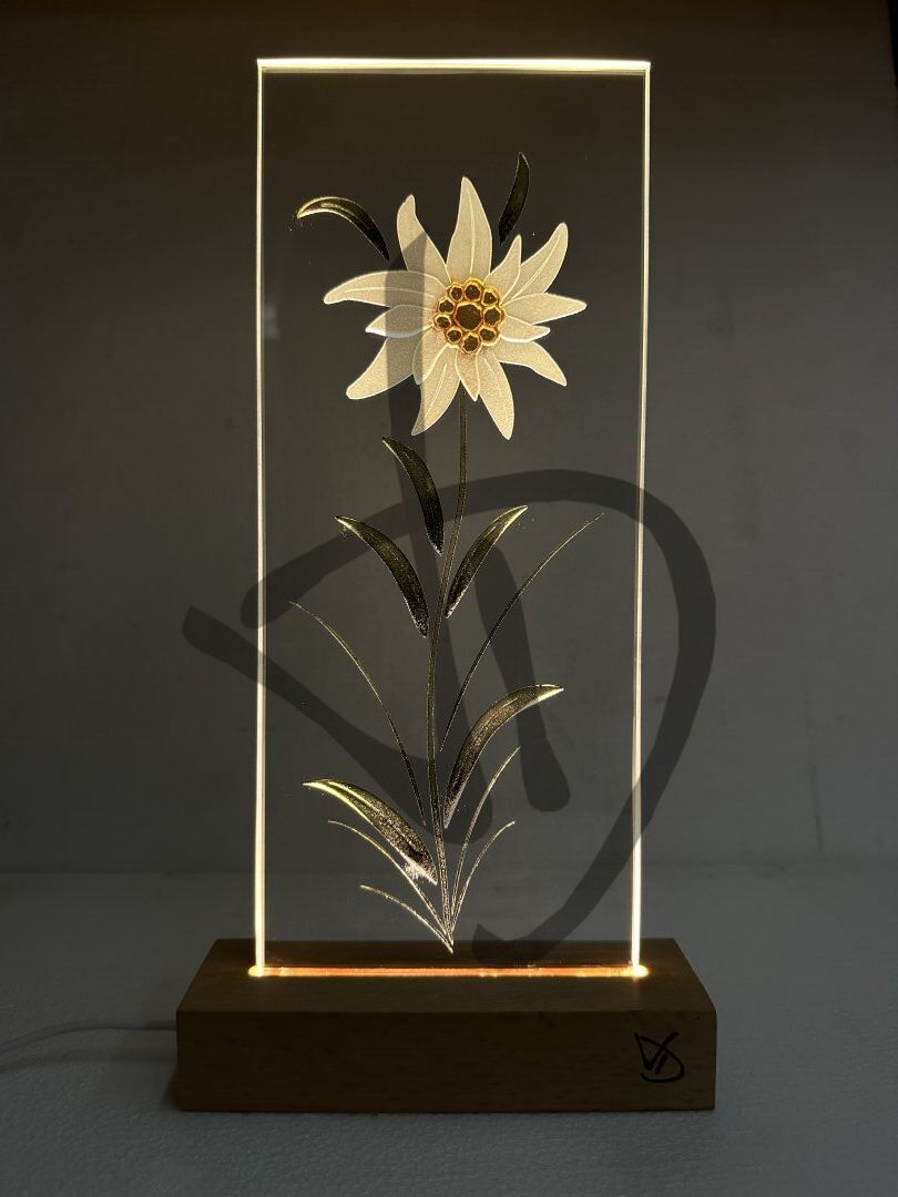 Lampe personnalisée et décorée avec edelweiss - Lampes en plexiglas acrylique décoré avec socle en bois personnalisé