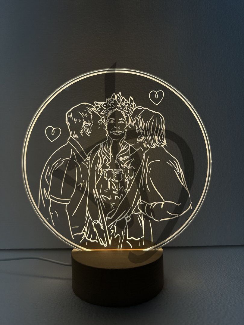 Lampes en acrylique plexiglas décorées d'une photo dessinée et gravée avec un socle en bois - Lampes en plexiglas acrylique décoré avec socle en bois personnalisé