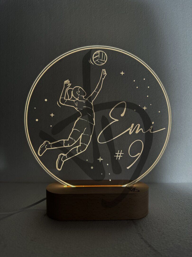 Lampes en acrylique plexiglas décorées de graphismes de dunk de volley-ball, nom et numéro avec base en bois - Lampes en plexiglas acrylique décoré avec socle en bois personnalisé
