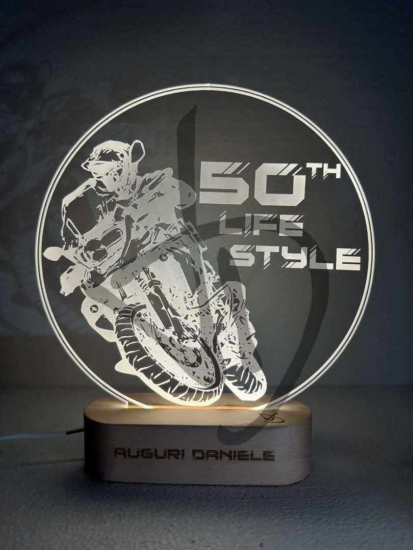 Lampes en acrylique plexiglas décorées de graphismes de moto avec socle en bois - Lampes en plexiglas acrylique décoré avec socle en bois personnalisé