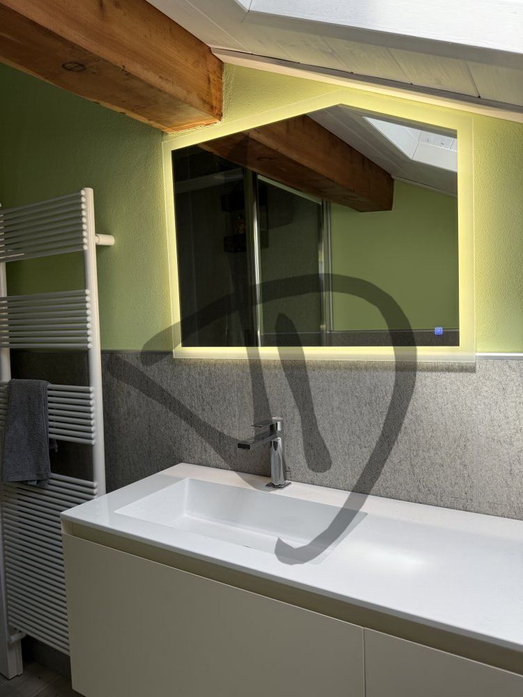 Miroir tactile trapézoïdal rétroéclairé à LED sur mesure avec cadre éclairé  - Avec cadre lumineux