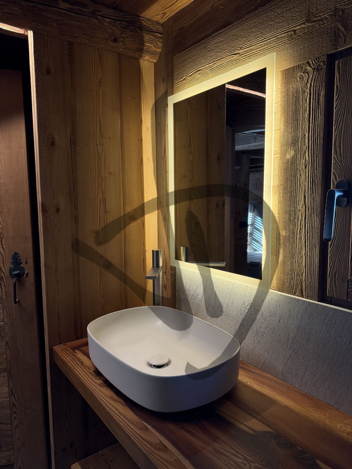 Specchio su misura led retroilluminato con cornice illuminata per bagno 1 - Avec cadre lumineux