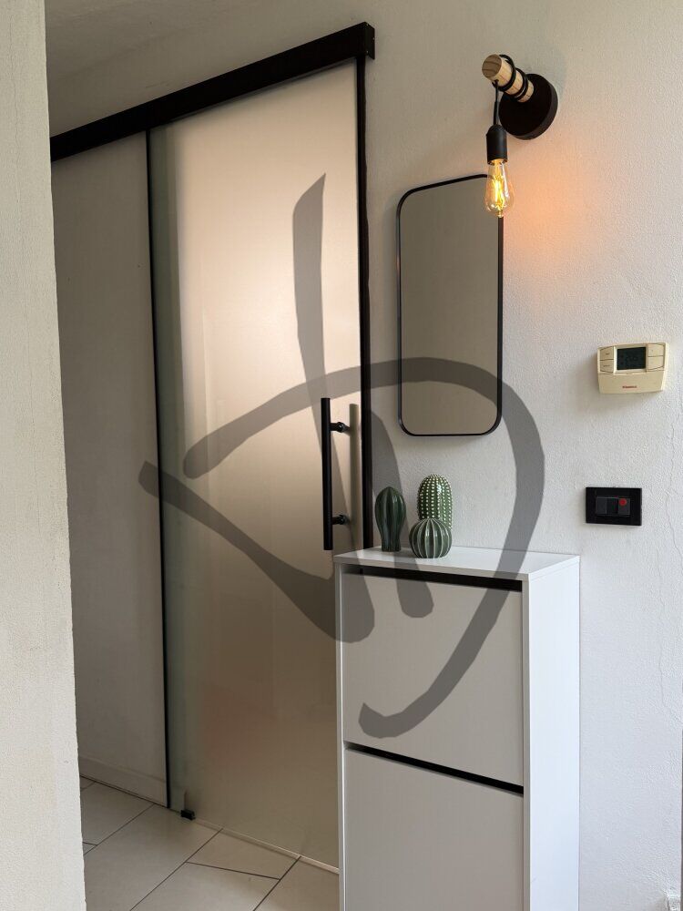 Porta in vetro satinato su misura con profili neri 1 - Portes coulissantes