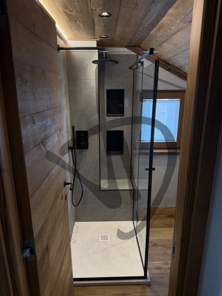 Produits sur mesure - Cabines de douche en verre - Angulaire - Cabine de douche d&#39;angle sur mesure avec finitions noires, ambiance moderne 1