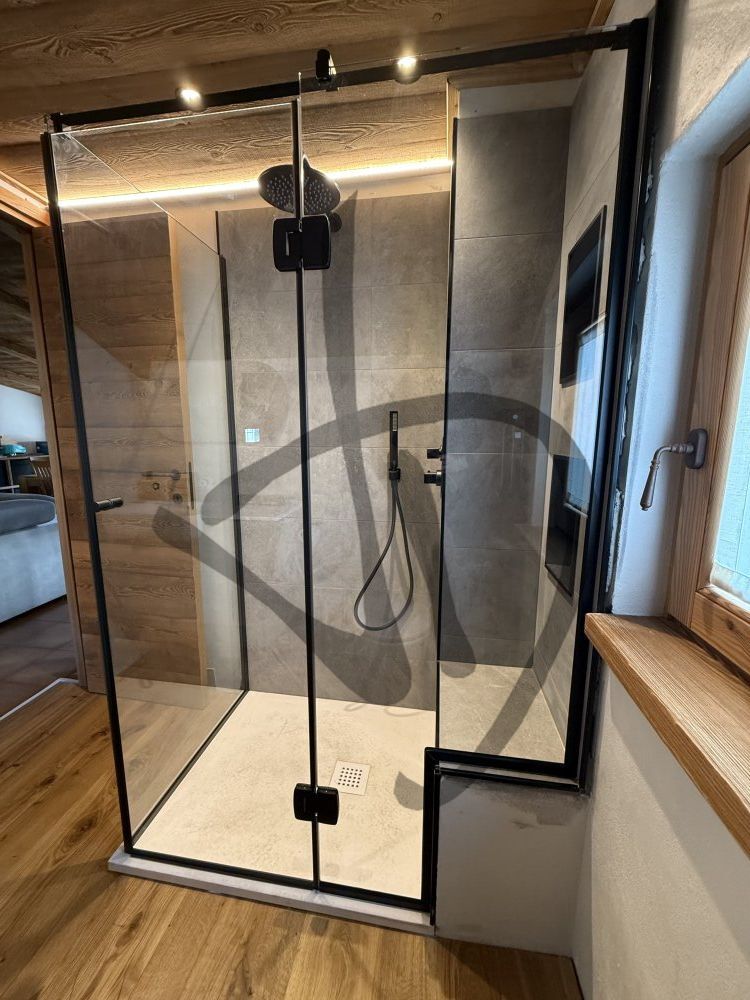 Produits sur mesure - Cabines de douche en verre - Angulaire - Cabine de douche d&#39;angle sur mesure avec finitions noires, ambiance moderne 2