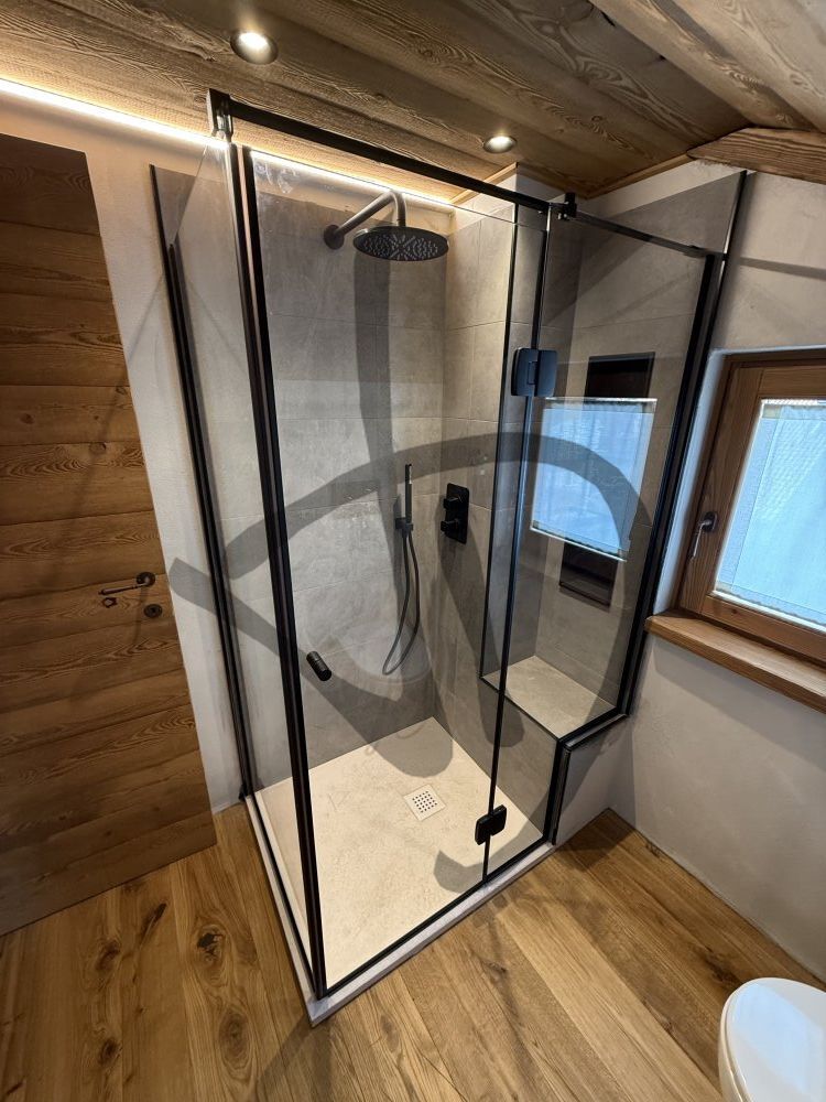 Produits sur mesure - Cabines de douche en verre - Angulaire - Cabine de douche d&#39;angle sur mesure avec finitions noires, ambiance moderne 3