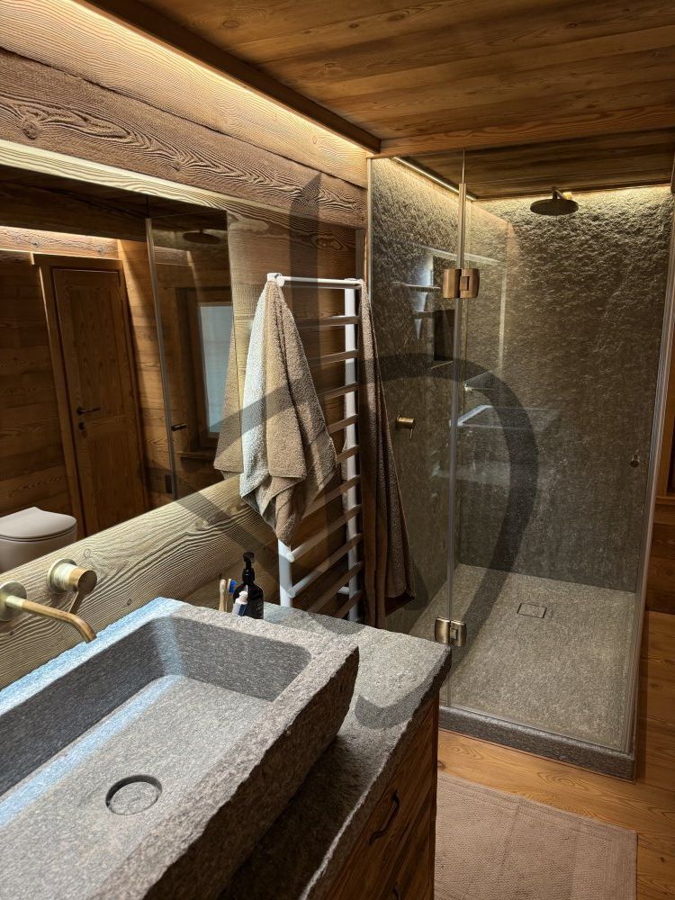 Produits sur mesure - Cabines de douche en verre - Angulaire - Cabine de douche d&#39;angle sur mesure pour maison de montagne, bois 2