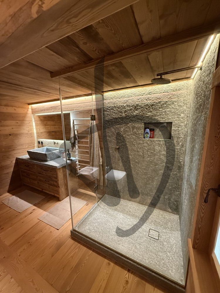 Produits sur mesure - Cabines de douche en verre - Angulaire - Cabine de douche d&#39;angle sur mesure pour maison de montagne, bois 4