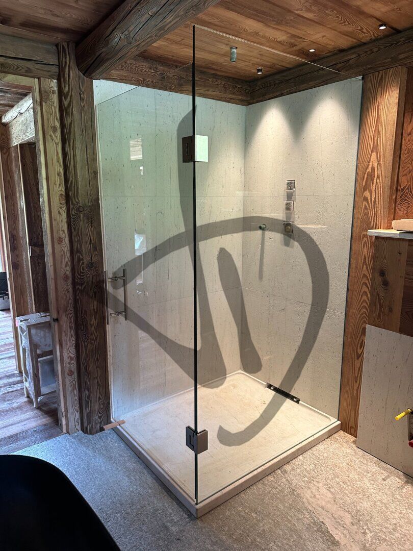 Produits sur mesure - Cabines de douche en verre - Angulaire - Cabine de douche d&#39;angle sur mesure pour une ambiance de maison de montagne, bois et pierre moderne 10