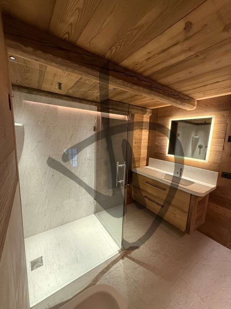 Produits sur mesure - Cabines de douche en verre - Angulaire - Cabine de douche d&#39;angle sur mesure pour une ambiance de maison de montagne, bois et pierre moderne 9