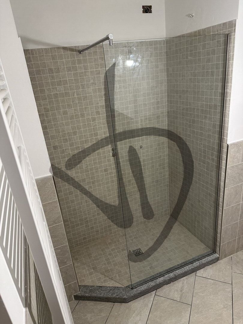 Produits sur mesure - Cabines de douche en verre - Fixe - Douche fixe en verre avec barre stabilisatrice 3