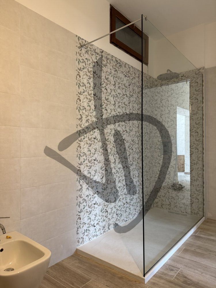 Produits sur mesure - Cabines de douche en verre - Fixe - Douche fixe en verre avec barre stabilisatrice