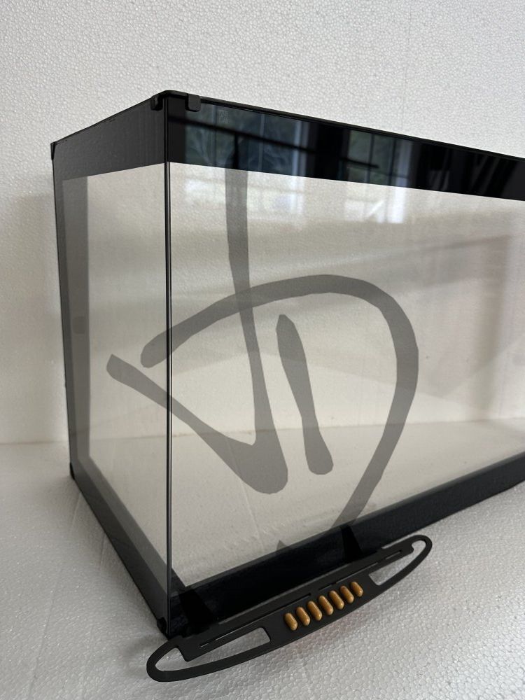 Produits sur mesure - Cheminée et poêle - Verre pour cheminée – Verre céramique - Vitre céramique pour cheminée d&#39;angle avec cadre noir personnalisé 