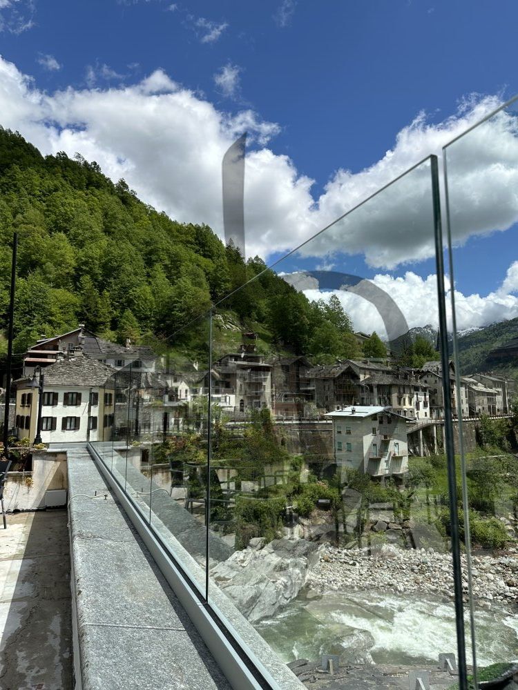 Produits sur mesure - Garde-corps en verre - Parapets et écrans en verre