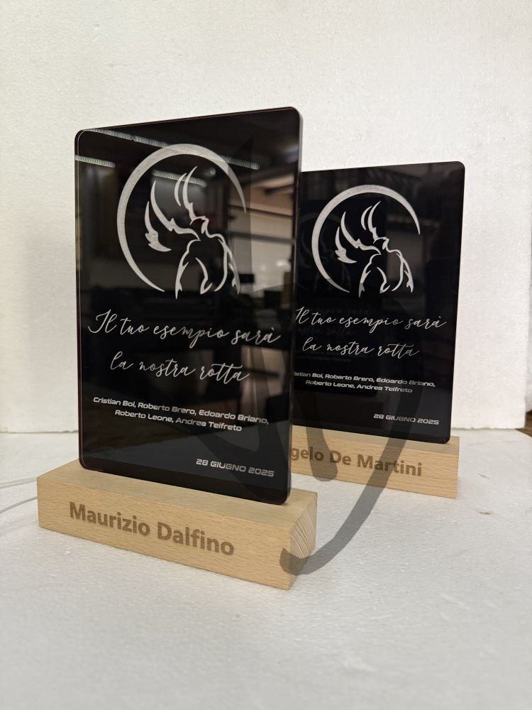 Produits sur mesure - Lampes et abat-jour sur mesure et personnalisés - Lampes en plexiglas acrylique décoré avec socle en bois personnalisé - Lampes acryliques en plexiglas décorées avec dédicace avec socle en bois personnalisé 2