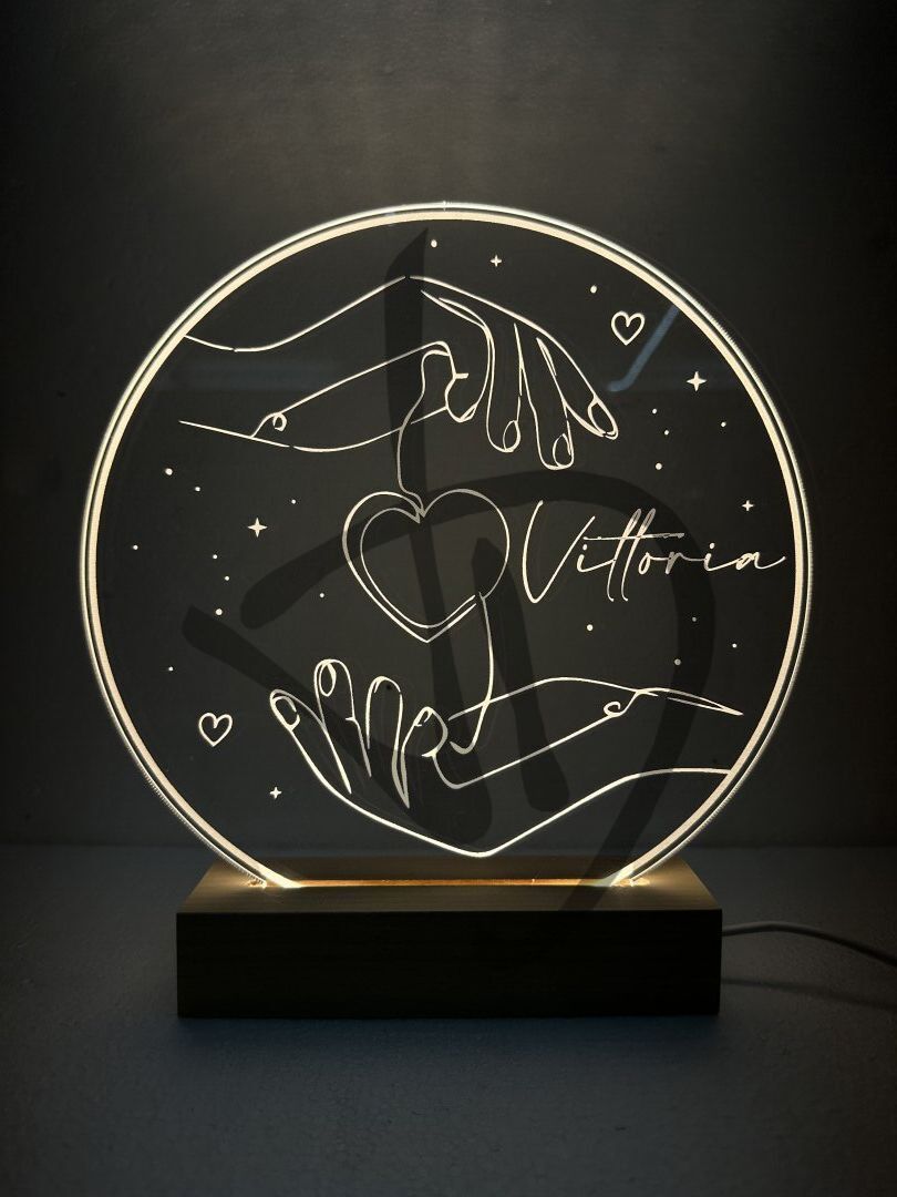 Produits sur mesure - Lampes et abat-jour sur mesure et personnalisés - Lampes en plexiglas acrylique décoré avec socle en bois personnalisé - Lampes acryliques en plexiglas décorées de graphismes romantiques pour la Saint-Valentin avec une base en bois