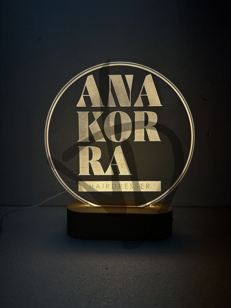 Produits sur mesure - Lampes et abat-jour sur mesure et personnalisés - Lampes en plexiglas acrylique décoré avec socle en bois personnalisé - Lampes en acrylique plexiglas décorées avec des graphiques de logo personnalisés avec une base en bois