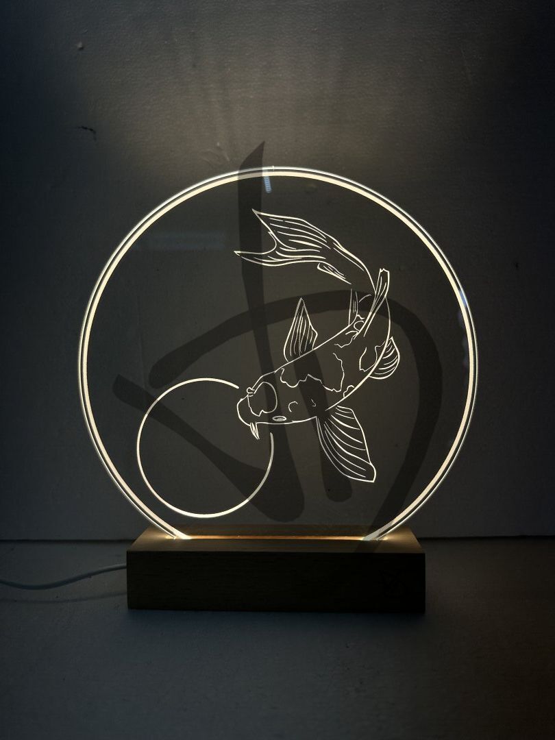 Produits sur mesure - Lampes et abat-jour sur mesure et personnalisés - Lampes en plexiglas acrylique décoré avec socle en bois personnalisé - Lampes en acrylique plexiglas décorées de graphiques de carpes avec socle en bois
