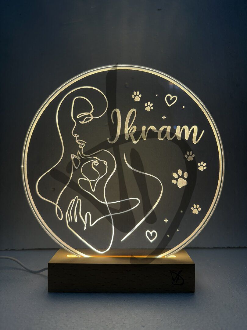 Produits sur mesure - Lampes et abat-jour sur mesure et personnalisés - Lampes en plexiglas acrylique décoré avec socle en bois personnalisé - Lampes en acrylique plexiglas décorées de graphiques de chat et de fille avec piédestal en bois