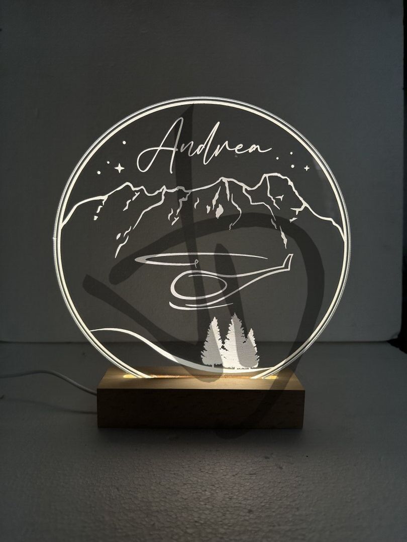 Produits sur mesure - Lampes et abat-jour sur mesure et personnalisés - Lampes en plexiglas acrylique décoré avec socle en bois personnalisé - Lampes en acrylique plexiglas décorées de graphiques de montagne et d&#39;hélicoptère avec socle en bois