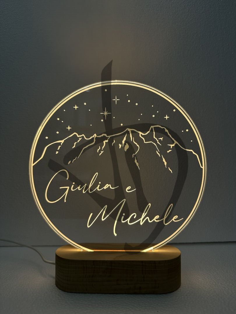 Produits sur mesure - Lampes et abat-jour sur mesure et personnalisés - Lampes en plexiglas acrylique décoré avec socle en bois personnalisé - Lampes en acrylique plexiglas décorées de graphiques de montagne et de noms avec socle en bois 2
