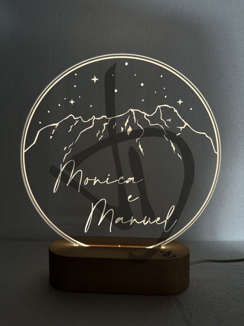 Produits sur mesure - Lampes et abat-jour sur mesure et personnalisés - Lampes en plexiglas acrylique décoré avec socle en bois personnalisé - Lampes en acrylique plexiglas décorées de graphiques de montagne et de noms avec socle en bois
