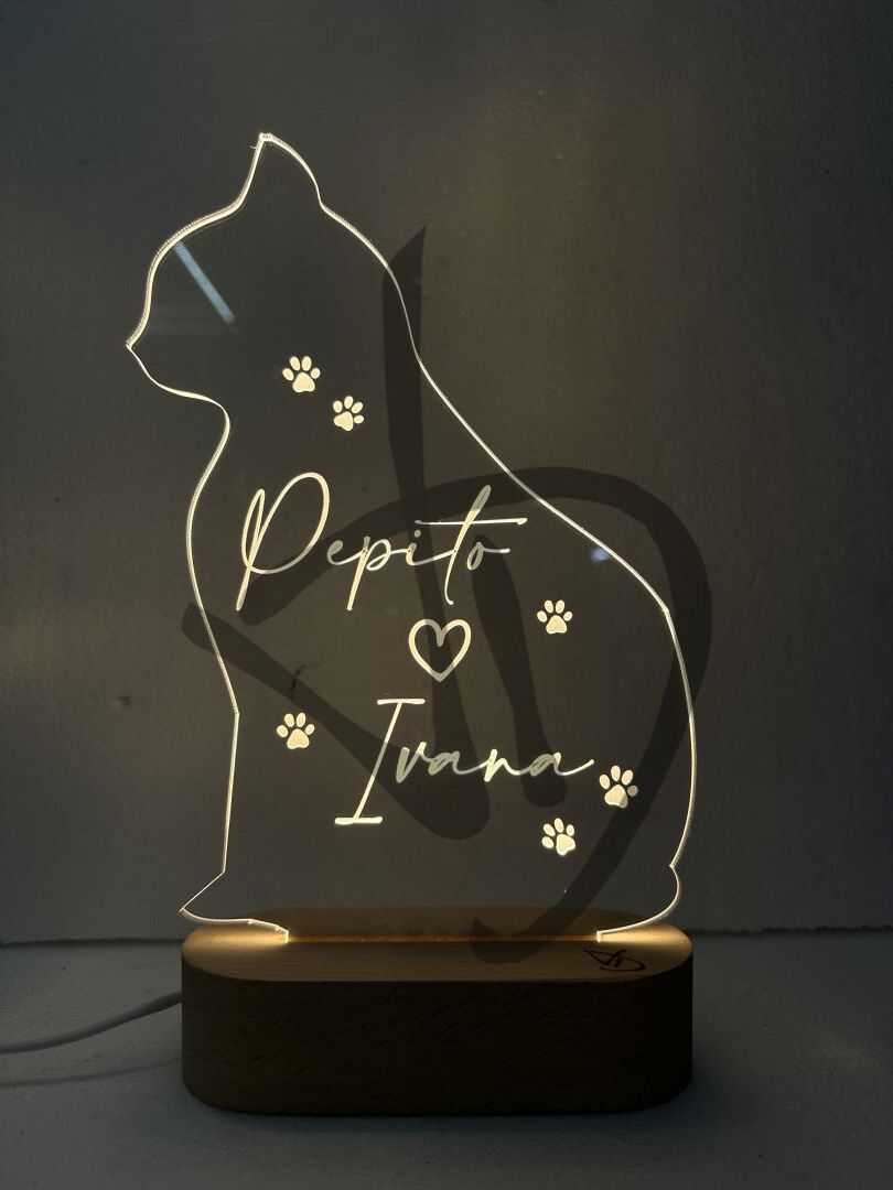 Produits sur mesure - Lampes et abat-jour sur mesure et personnalisés - Lampes en plexiglas acrylique décoré avec socle en bois personnalisé - Lampes en acrylique plexiglas décorées de graphiques et de noms de chats avec une base en bois