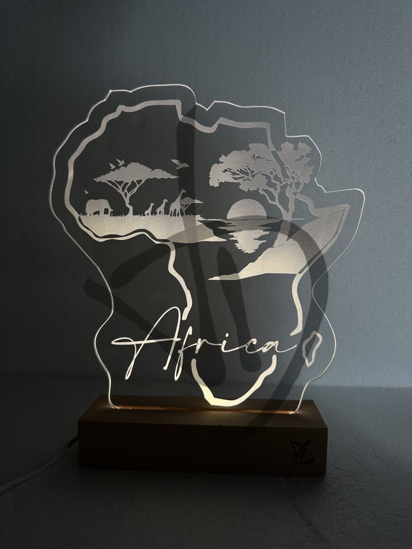 Produits sur mesure - Lampes et abat-jour sur mesure et personnalisés - Lampes en plexiglas acrylique décoré avec socle en bois personnalisé - Lampes en acrylique plexiglas décorées de graphismes africains avec un socle en bois