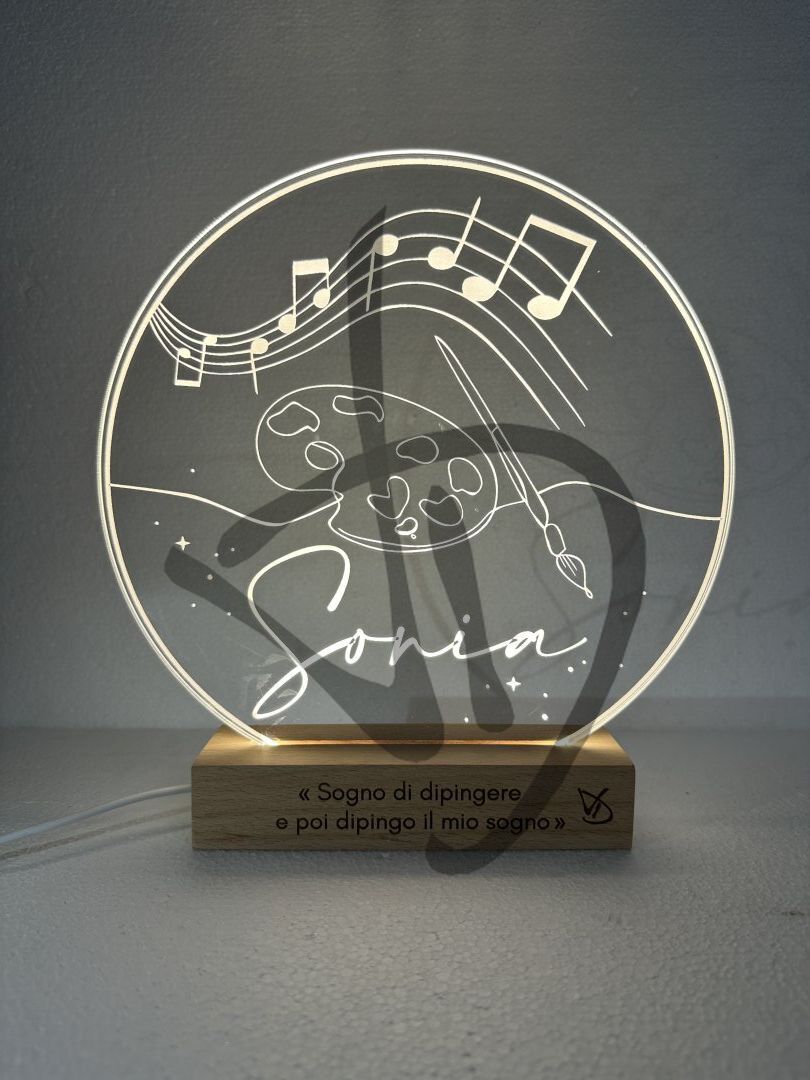 Produits sur mesure - Lampes et abat-jour sur mesure et personnalisés - Lampes en plexiglas acrylique décoré avec socle en bois personnalisé - Lampes en acrylique plexiglas décorées de graphismes artistiques et musicaux avec socle en bois
